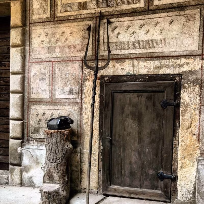 Do đó, người xưa đã xâu dựng lâu đài Houska trên cái hố được cho là cánh cổng dẫn tới địa ngục. Họ tin rằng việc làm này sẽ khiến ma quỷ đi qua "cánh cổng" và mắc kẹt trong các bức tường của lâu đài.