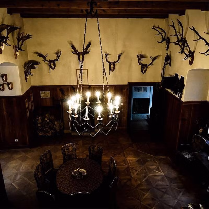 Ly kỳ hơn, một số câu chuyện kể rằng, phát xít Đức từng chiếm giữ lâu đài Houska để kiểm tra xem có thực sự tồn tại "cổng vào địa ngục" bên dưới công trình này hay không.