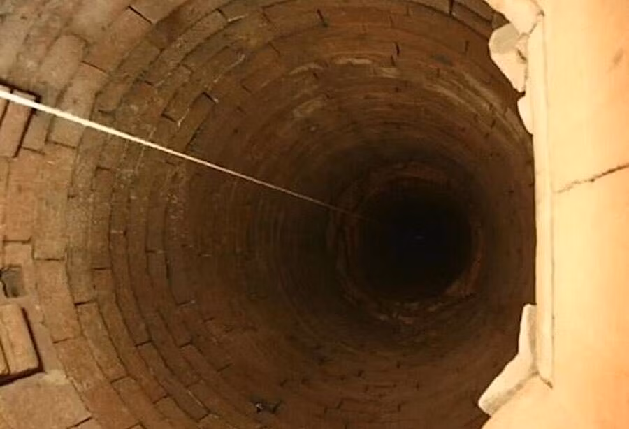 Theo một ghi chép, tù nhân đầu tiên đi xuống thám hiểm "cánh cổng dẫn tới địa ngục" đã la hét chỉ sau vài giây xuống phía dưới.