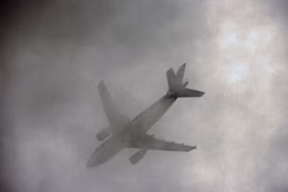 Weekly World News sử dụng ảnh có sẵn trên trang Alamy chụp chiếc máy bay DC-4 vào năm 1935 cho bài viết về chuyến bay Pan Am Flight 914.