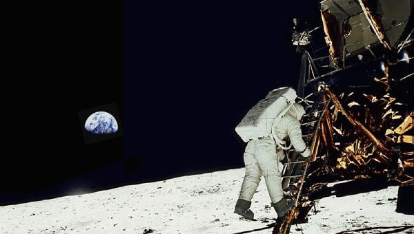 Kể từ năm 1969 - 1972, NASA đã thu thập khoảng 2.200 mẫu đá, lõi, đá cuội, cát và bụi từ Mặt trăng thông qua các sứ mệnh của tàu Apollo.
