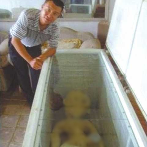 Năm 2013, những hình ảnh về một thi thể nghi là người ngoài hành tinh trở thành tâm điểm chú ý của cư dân mạng Trung Quốc cũng như thế giới. Theo nội dung được đăng tải, người đàn ông họ Li đã tìm thấy thi thể này khi có mặt gần hiện trường vụ tai nạn UFO ở khu vực sông Hoàng Hà, Tân Châu, tỉnh Sơn Đông.