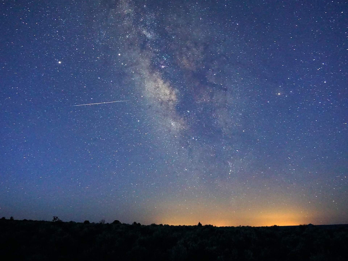 Do là mưa sao băng trung bình nên Lyrids chỉ có thể quan sát được ở những nơi khí quyển không bị ô nhiễm, khói bụi, điều kiện thời tiết tốt. Vì vậy, những khu vực như núi cao, bờ biển thích hợp để ngắm mưa sao băng Lyrids.