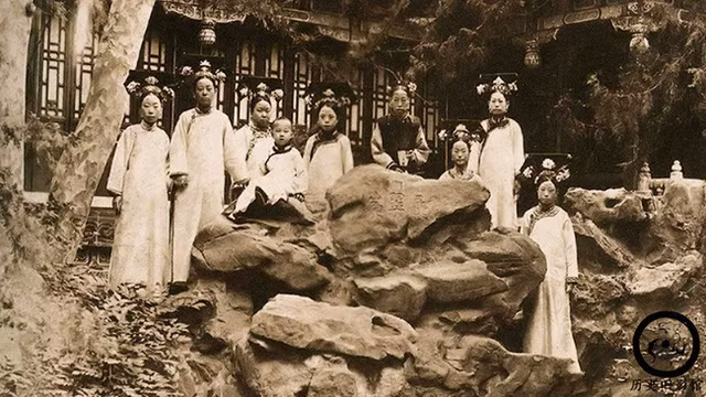 Sau khi vào cung, các cung nữ già phụ trách dạy các cung quy cho người mới. Họ phải học cách đi đứng, ăn mặc, cách nói chuyện, hầu hạ chủ nhân... Phần lớn cung nữ có dung mạo bình thường, thậm chí là kém xinh.