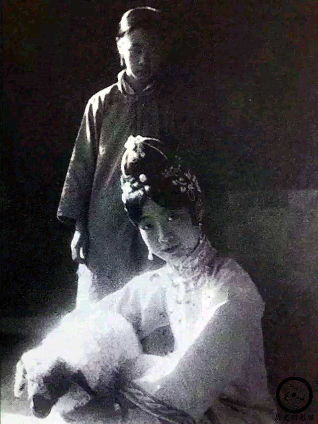 Chỉ một vài cung nữ có dung mạo xinh đẹp. Trong ảnh là hoàng hậu Uyển Dung chụp ảnh bên một cung nữ thân cận.