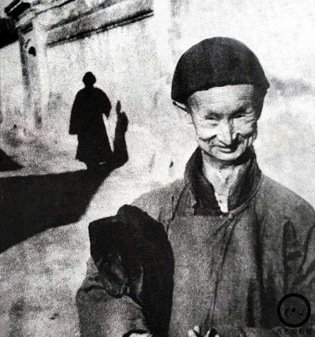 Một thái giám già rời hoàng cung về quê an hưởng tuổi già sau nhiều năm làm việc chăm chỉ.