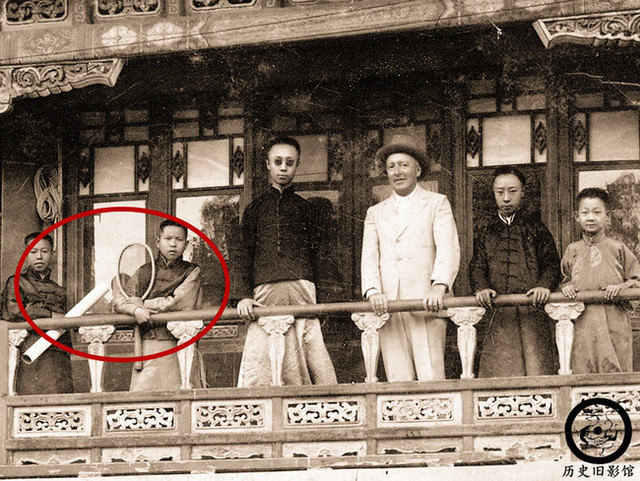 Hai tiểu thái giám đi theo hầu hoàng đế Phổ Nghi - vị vua cuối cùng trong lịch sử phong kiến Trung Hoa.