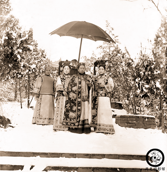 Bức ảnh chụp Từ Hy Thái hậu được các cung nữ theo sát bên cạnh hầu hạ. Theo đó, cung nữ thân cận với Lão Phật Gia có dáng người thấp bé, gương mặt to tròn.