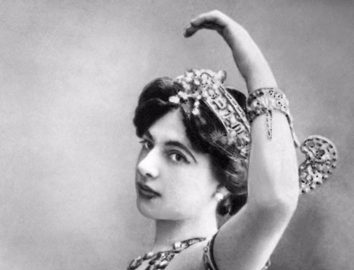 Đến tháng 11/1916, Mata Hari bị tình báo Anh bắt giữ ở London. Bà khai rằng làm gián điệp cho Pháp. Tuy nhiên, Ladoux phủ nhận quen biết nữ gián điệp này.