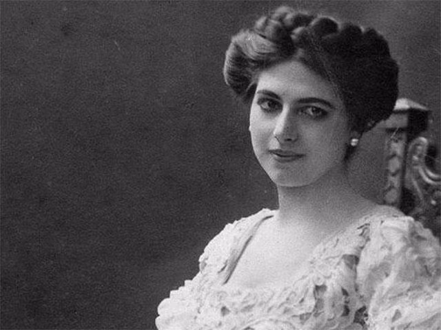 Nhờ sự nổi tiếng khắp châu Âu, Mata Hari kiếm được nhiều tiền và có cơ hội gặp gỡ nhiều nhân vật quan trọng trong xã hội như quý tộc, ngoại giao, lãnh đạo tài chính, sĩ quan quân đội và doanh nhân giàu có.