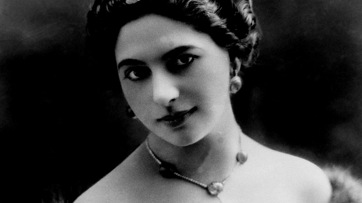 Mata Hari có dung mạo xinh đẹp, ngoại hình quyến rũ, nước da bánh mật, cặp môi dày, đôi mắt to và đen nháy. Giống như nhiều mỹ nhân, bà có cuộc đời đầy "sóng gió". Năm 1889, bố của Mata Hari bỏ rơi gia đình để chạy theo người tình. Vài năm sau, mẹ đẻ của bà là Antje Zelle qua đời. Sau biến cố cuộc đời này, Mata Hari trở nên nổi loạn. Trong đó, khi ở tuổi thiếu niên, cô bị đuổi khỏi trường vì có quan hệ bất chính với hiệu trưởng đã có gia đình.