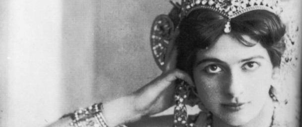 Sau cuộc hôn nhân thất bại, Mata Hari quyết định chuyển sang làm vũ nữ múa bụng khi sang Pháp sinh sống. Các buổi biểu diễn của bà thu hút rất đông khán giả bởi bà trình diễn những điệu nhảy hoàn toàn mới mẻ và quyến rũ cũng như mặc trang phục khoe trọn vẻ đẹp "bốc lửa" của mình.