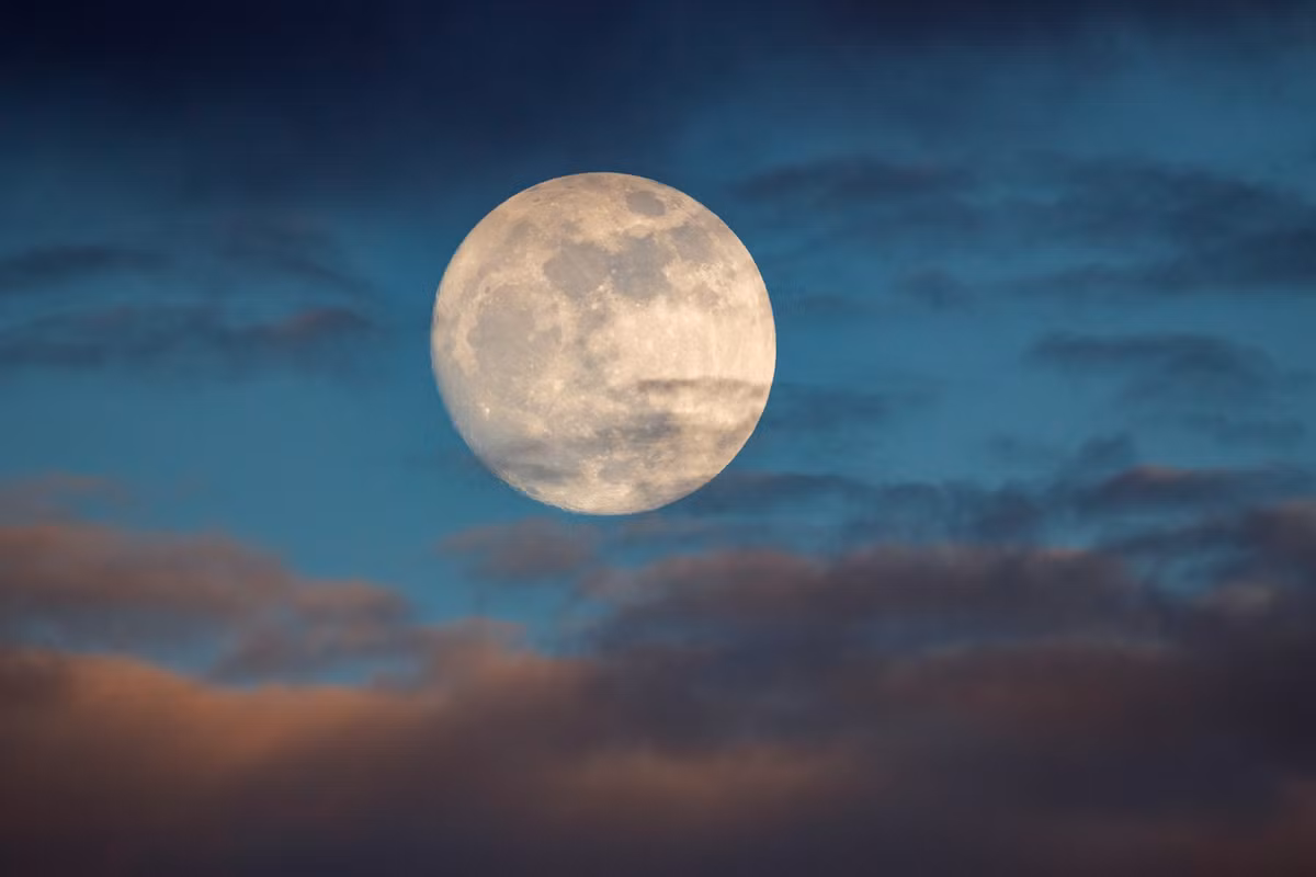 1. Theo Hội thiên văn Hà Nội (HAS), trong tháng 4/2022, công chúng sẽ có thể quan sát một số hiện tượng thiên văn kỳ thú. Trong đó, vào ngày 17/4, người dân có thể chiêm ngưỡng hiện tượng trăng tròn.