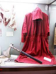 Theo chia sẻ của Mastro Titta, vào mỗi buổi hành quyết, ông thường ra khỏi nhà từ sáng sớm và khoác trên người chiếc áo màu đỏ của đao phủ.