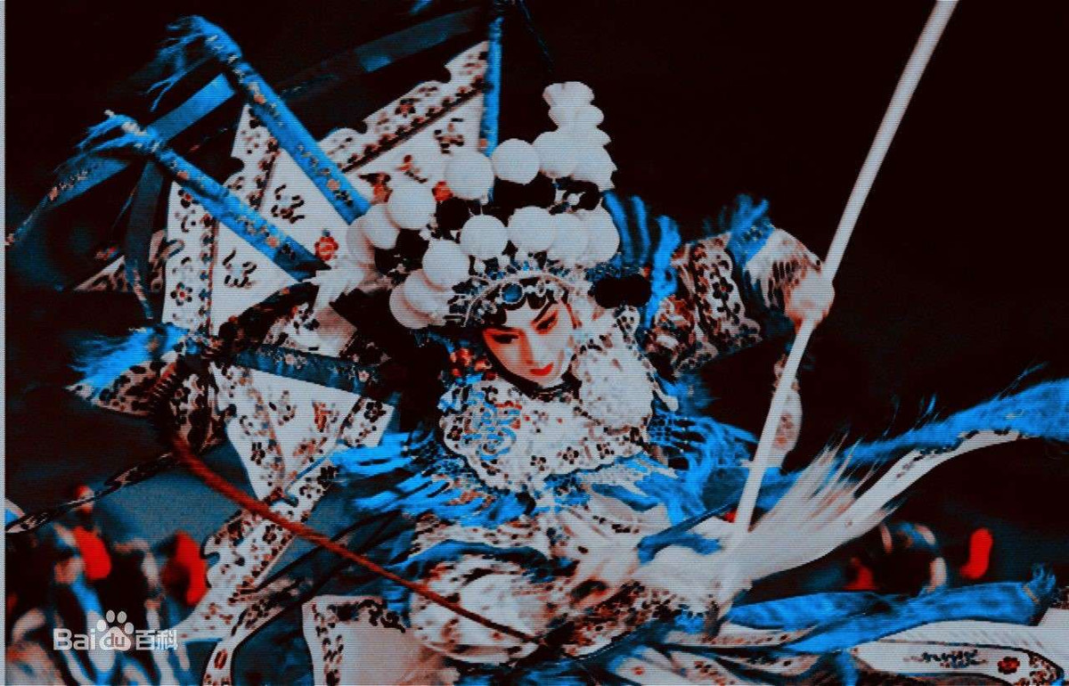 Các nhà nghiên cứu lịch sử chỉ ra 5 điềm báo báo trước về sự sụp đổ của nhà Thanh. Điềm báo đầu tiên là 200 người trông như vô hồn khi biểu diễn hí kịch ở Lữ Thuận (thành phố Đại Liên) vào tháng 11/1984.