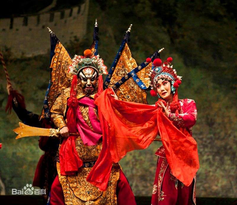 Theo sử sách, từ ngày 21 - 26/11/1894, một cuộc thảm sát đẫm máu xảy ra ở Lữ Thuận khi xảy ra chiến loạn khiến nhiều người thương vong. Trong khi nhiều người gào khóc vì người thân qua đời thì đột nhiên nghe thấy tiếng hát kinh kịch truyền ra từ rạp hát tại quán trà Tập Tiên.