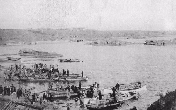 Một điềm báo khác là sự việc xảy ra vào 3 năm cuối cùng của triều đại nhà Thanh trước khi diệt vong. Khi ấy, Đức chiếm hải cảng Giao Châu Loan. Sau đó, Đức phái 120 binh sĩ đi bằng 4 thuyền chiến nhỏ tiến vào bờ biển ở Nhật Chiếu - Sơn Đông.