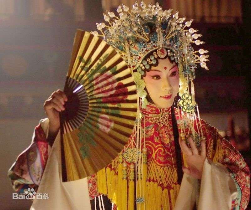 Tương truyền, khi vào rạp hát tại quán trà Tập Tiên để kiểm tra, mọi người giật mình thấy bên trong có hơn 200 người thuộc đủ mọi lứa tuổi. Họ đều là những người biểu diễn nhưng ở trong trạng thái vô hồn. Trong rạp không có khán giả nào xem biểu diễn.