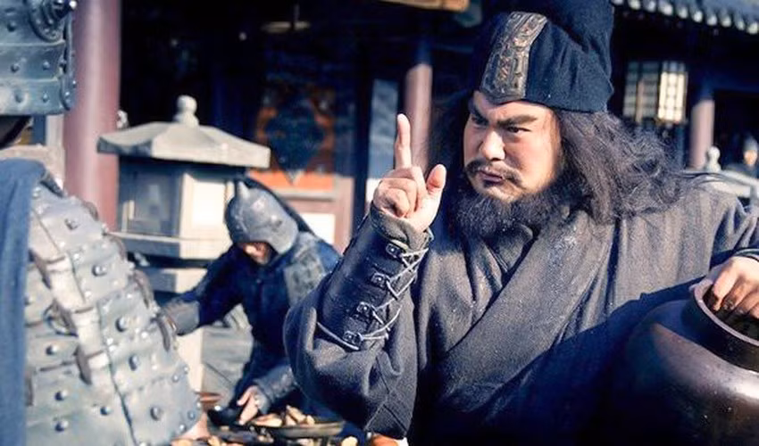 Dù vậy, Tào Tháo dẫn đại quân đi truy kích và đuổi kịp Lưu Bị tại Đương Dương - Trường Bản. Trong tình huống nguy hiểm đó, Lưu Bị hạ lệnh cho Trương Phi dẫn theo 20 kỵ binh đi chặn hậu ở cầu Trường Bản để ngăn quân Tào truy đuổi giúp ông thoát thân an toàn.