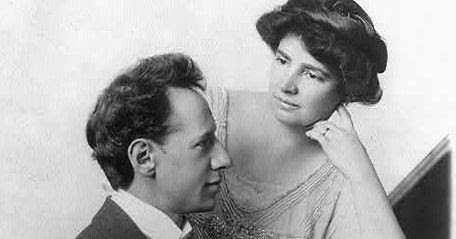 Do vậy, Clara trở thành người thừa kế toàn bộ tài sản theo di chúc dài 8 trang của Mark Twain. Tài sản của ông để lại bao gồm các bản thảo, cổ phiếu, bất động sản, bản quyền bán sách.