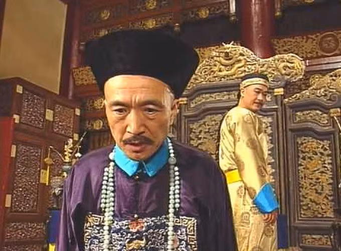 Theo sử sách, Lưu Dung sai người hầu mua rất nhiều gừng rồi xếp thành hình một ngọn núi đặt trong một chiếc hòm. Vào ngày mừng thọ nhà vua, ông cho người khiêng hòm gừng vào cung.