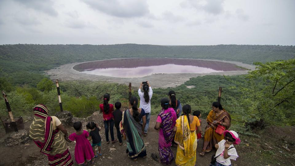 Trước sự việc này, một số chuyên gia, nhà khoa học đã bắt tay vào tìm lời giải. Theo nghiên cứu của họ, hồ Lonar từng đổi màu vào năm 2000. Tuy nhiên, khi ấy, màu sắc của nước hồ không quá nổi bật như sự việc xảy ra vào năm 2020.