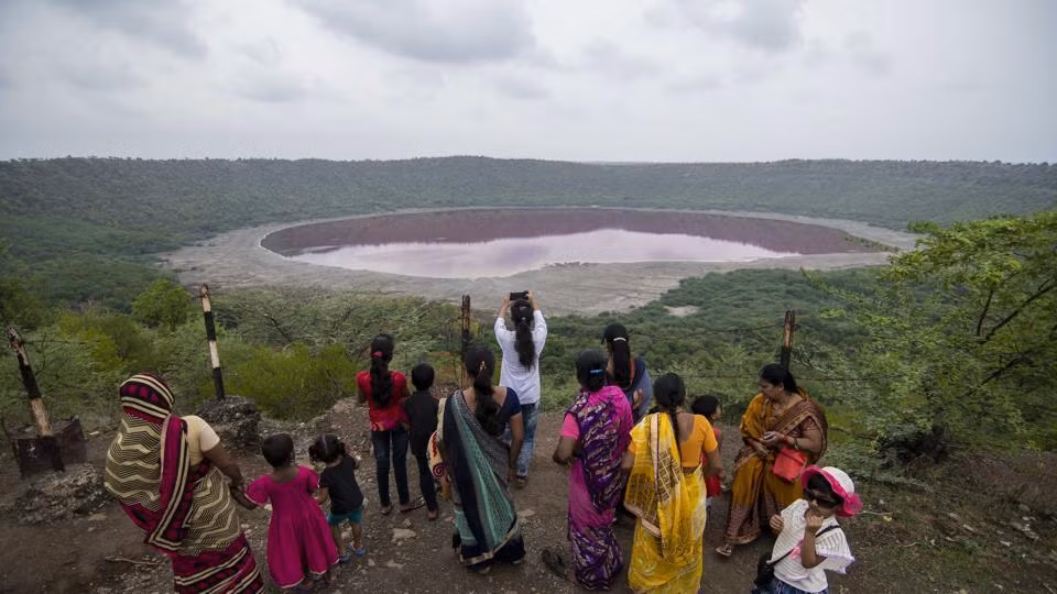 Trước sự việc này, một số chuyên gia, nhà khoa học đã bắt tay vào tìm lời giải. Theo nghiên cứu của họ, hồ Lonar từng đổi màu vào năm 2000. Tuy nhiên, khi ấy, màu sắc của nước hồ không quá nổi bật như sự việc xảy ra vào năm 2020.