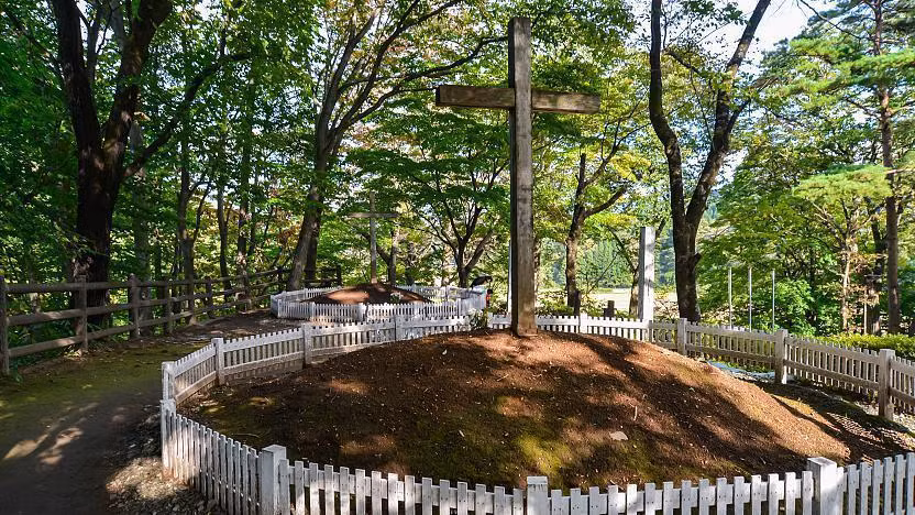 Tuy nhiên, một quan điểm khác cho rằng có những bằng chứng cho thấy Chúa Jesus đã đến Nhật Bản và qua đời tại đây.