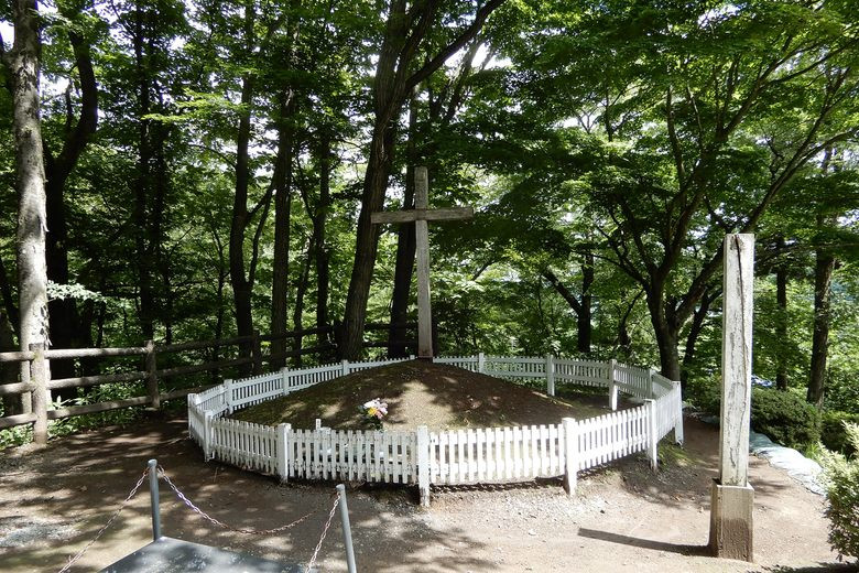 Ngôi mộ chứa thi hài Chúa Jesus có cắm một cây thánh giá bằng gỗ. Bên cạnh là một ngôi mộ có hình chiếc tai của Isukiri cùng với một lọn tóc của Đức mẹ đồng trinh Maria.