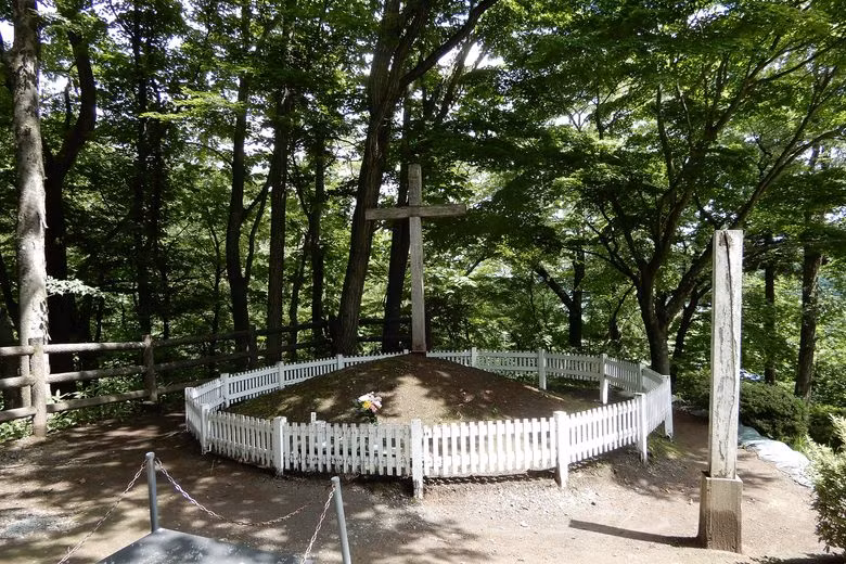 Ngôi mộ chứa thi hài Chúa Jesus có cắm một cây thánh giá bằng gỗ. Bên cạnh là một ngôi mộ có hình chiếc tai của Isukiri cùng với một lọn tóc của Đức mẹ đồng trinh Maria.