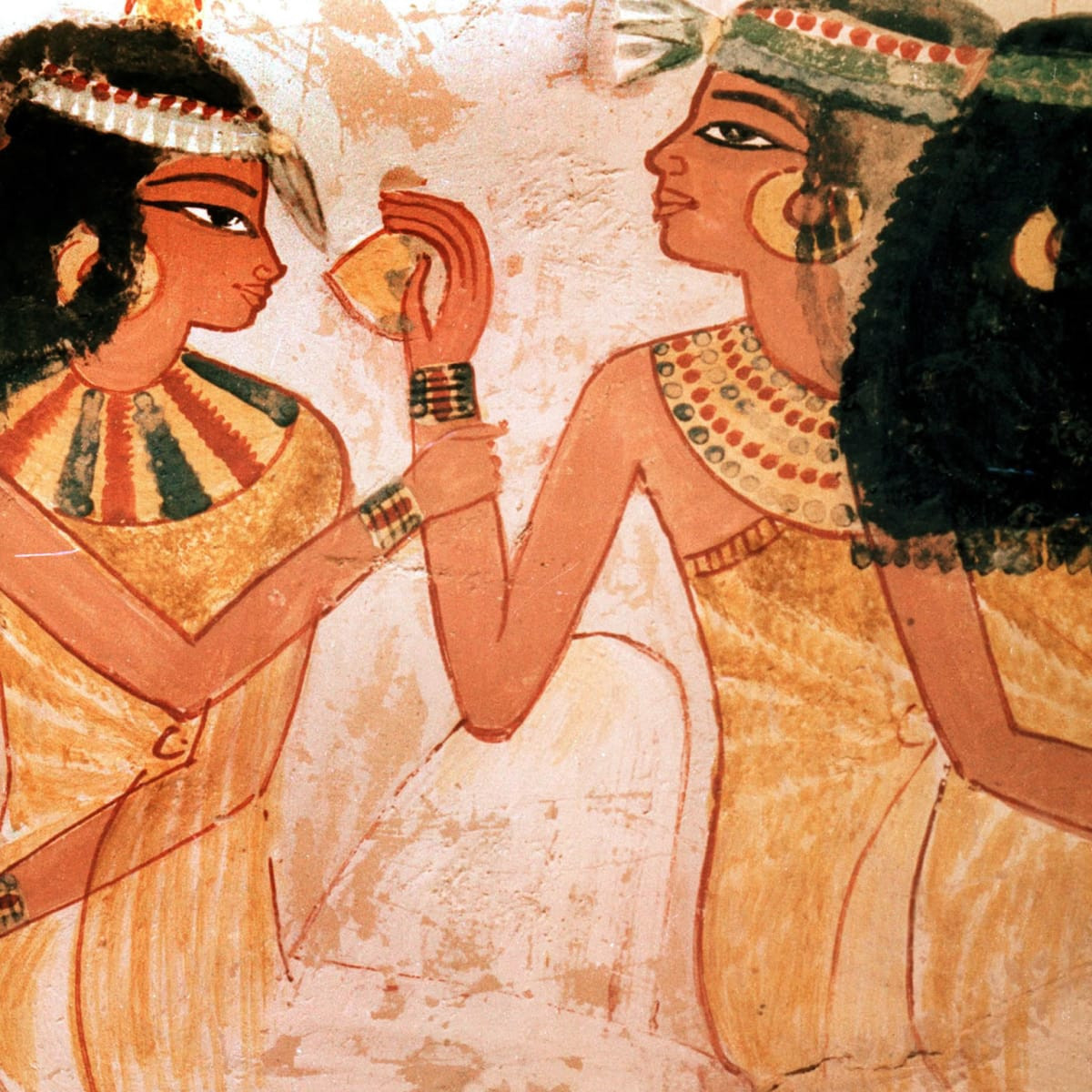 Một sự thật thú vị là cả nam giới và phụ nữ Ai Cập cổ đại đều trang điểm mắt. Họ sử dụng màu xanh lá cây (làm từ đồng) hoặc đen (làm từ chì) để trang điểm đôi mắt. Thói quen này không chỉ giúp họ đẹp hơn, quyến rũ hơn mà còn được cho có tác dụng bảo vệ khỏi sự nguy hiểm của ánh nắng mặt trời và có khả năng chữa bệnh kỳ diệu.