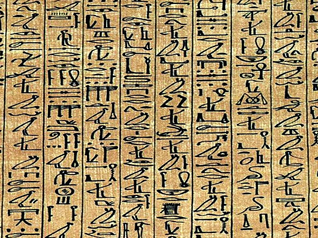 Bảng chữ cái của người Ai Cập cổ đại gồm hơn 700 chữ tượng hình. Mỗi chữ tượng hình có ý nghĩa riêng nhằm thể hiện thông điệp mong muốn.