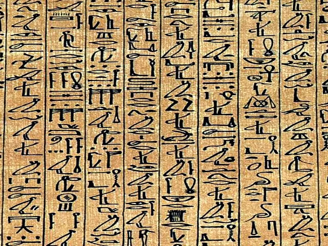 Bảng chữ cái của người Ai Cập cổ đại gồm hơn 700 chữ tượng hình. Mỗi chữ tượng hình có ý nghĩa riêng nhằm thể hiện thông điệp mong muốn.