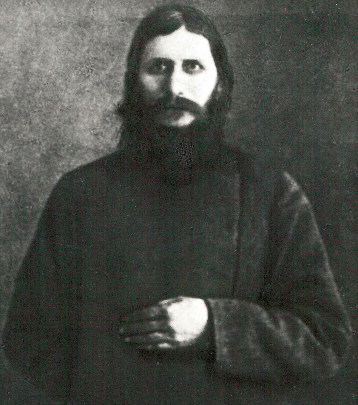Rasputin là thầy tu bí ẩn sinh ở Siberia năm 1869. Ngay từ khi còn nhỏ, ông được nhiều người biết đến với khả năng tiên tri tương lai và khả năng chữa bệnh cho nhiều người bằng những lời cầu khấn, thuật thôi miên, phương thuốc độc lạ.