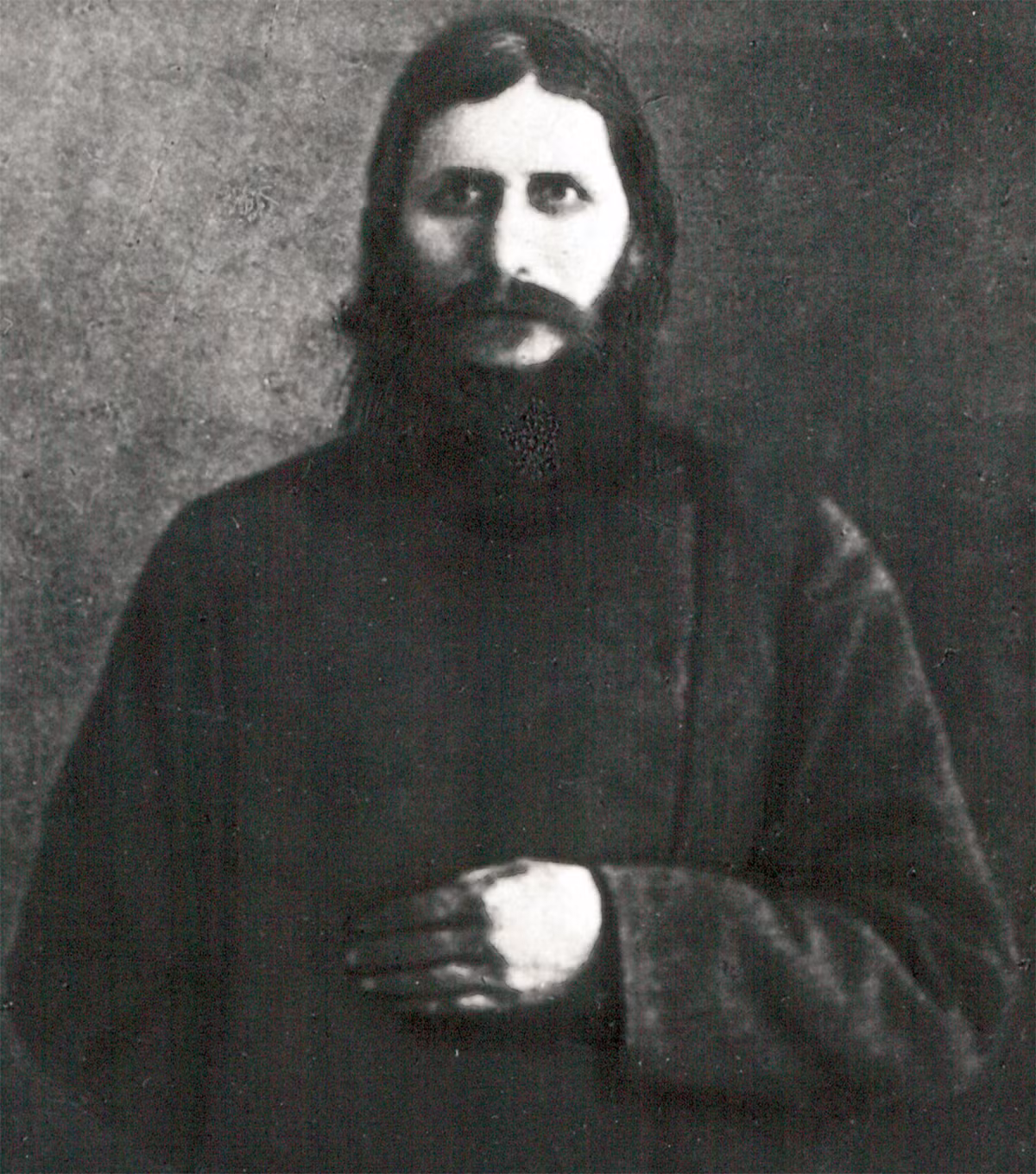 Rasputin là thầy tu bí ẩn sinh ở Siberia năm 1869. Ngay từ khi còn nhỏ, ông được nhiều người biết đến với khả năng tiên tri tương lai và khả năng chữa bệnh cho nhiều người bằng những lời cầu khấn, thuật thôi miên, phương thuốc độc lạ.