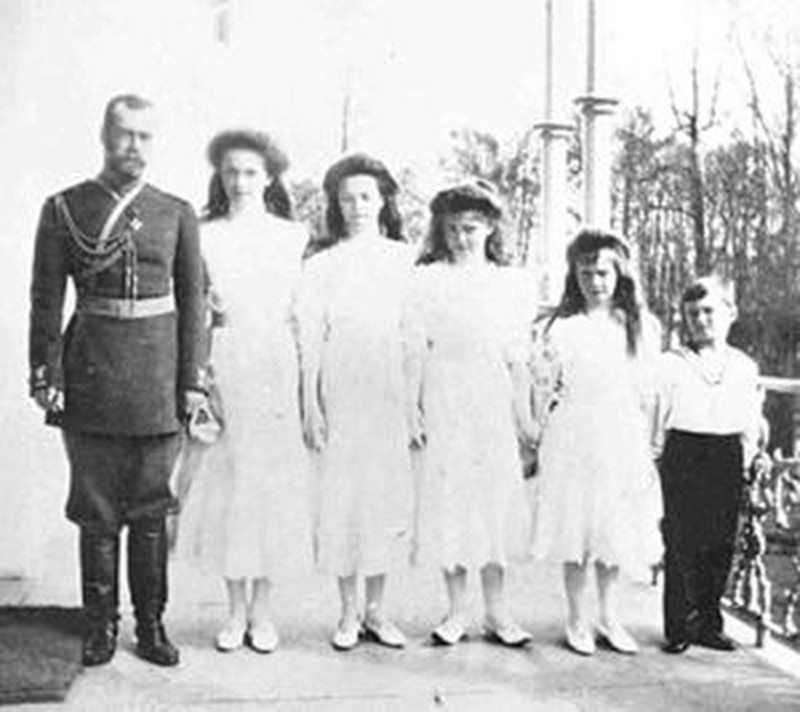 Lời nguyền của Rasputin được cho chính là nguyên nhân khiến hoàng tộc Romanov sụp đổ. Tuy nhiên, các nhà khoa học chưa tìm được bằng chứng cụ thể nào giúp chứng minh sự việc này liên quan đến lời nguyền vô hình.