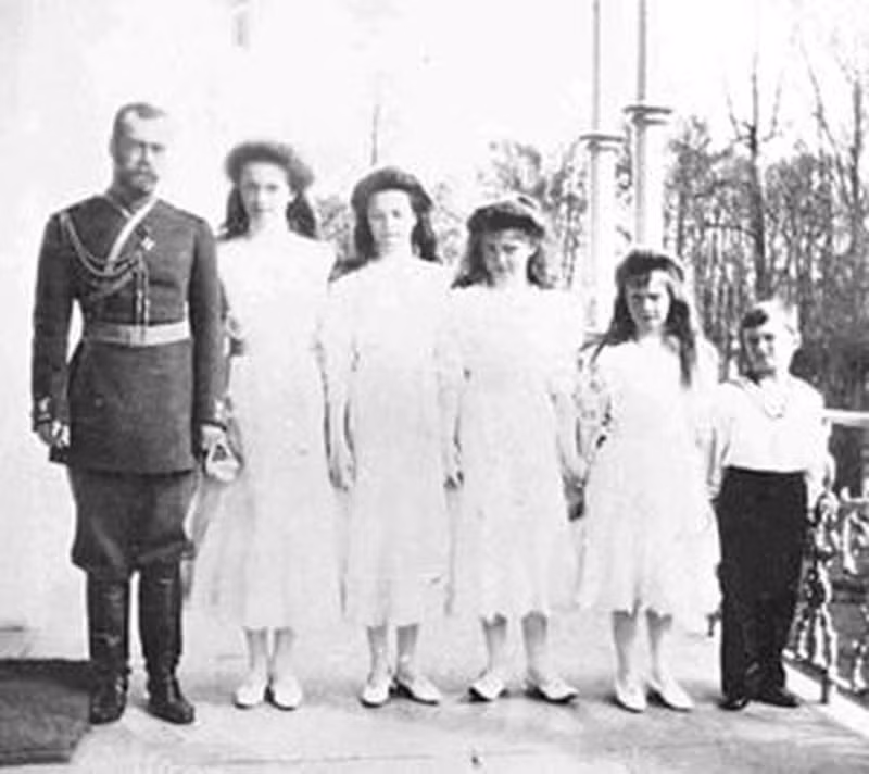 Lời nguyền của Rasputin được cho chính là nguyên nhân khiến hoàng tộc Romanov sụp đổ. Tuy nhiên, các nhà khoa học chưa tìm được bằng chứng cụ thể nào giúp chứng minh sự việc này liên quan đến lời nguyền vô hình.