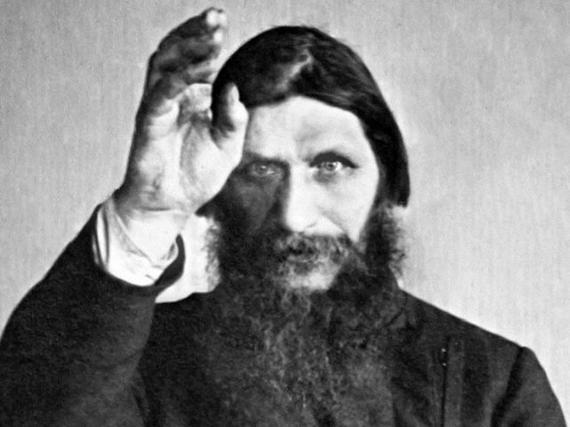 Rasputin giúp sức khỏe của hoàng tử Alexei chuyển biến tốt nên được hoàng gia Nga trọng dụng. Nhờ vậy, thầy tu này có địa vị cao và tận hưởng nhiều vinh hoa phú quý. Thậm chí, gã thầy tu này còn thao túng vợ chồng Sa hoàng, gây ra nhiều "sóng gió" trong triều đình.