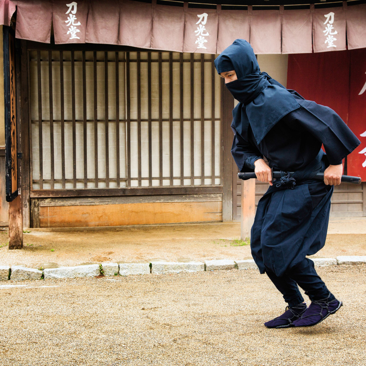 Không chỉ dùng để tấn công kẻ địch, Shuriken còn được ninja sử dụng hiệu quả khi đánh lạc hướng hoặc "cắt đuôi" sự truy đuổi của đối phương.