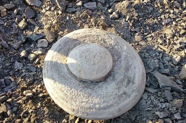 Vào thời điểm phát hiện năm 2015, các nhà nghiên cứu thông tin rằng những phiến đá bí ẩn trên có chứa vonfram - một kim loại nặng được ứng dụng trong công nghệ quân sự. Tuy nhiên, các chuyên gia chưa thể giải mã nguồn gốc của những phiến đá có hình dáng kỳ lạ trên.