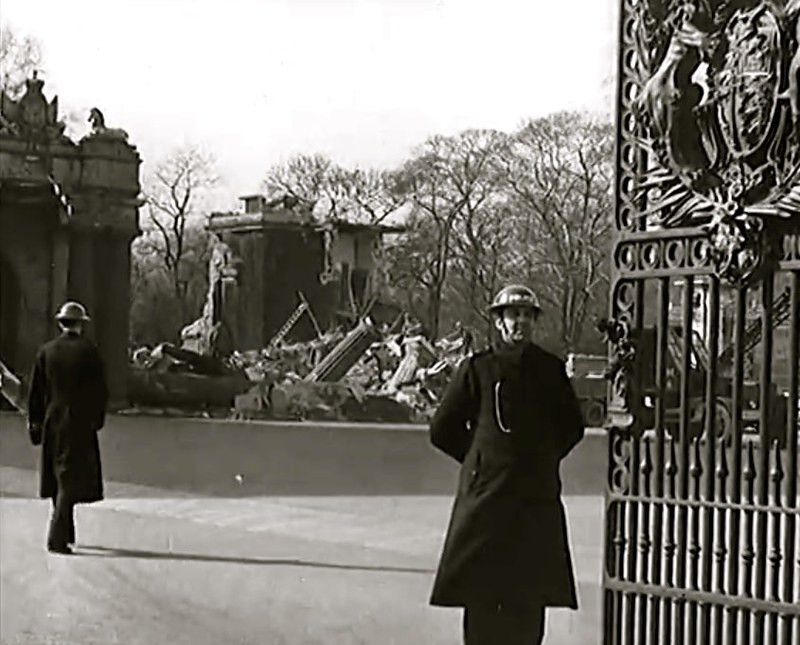 May mắn là Vua George VI và các thanh viên trong gia đình không bị thương khi phát xít Đức rải bom xuống cung điện Buckingham.