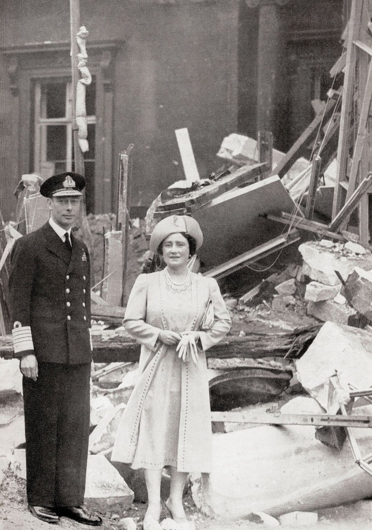 Tuy nhiên, trong những ngày sau đó, một số quả bom của phát xít Đức ném trúng cung điện Buckingham phát nổ và gây ra những thiệt hại lớn.