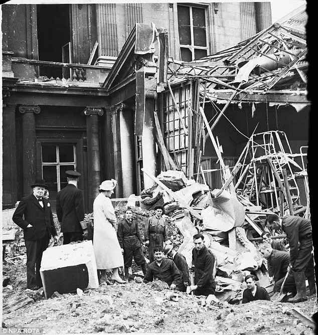 Vua George VI đã từng chứng kiến máy bay của phát xít Đức trút bom xuống cung điện Buckingham. Ông hoàng nước Anh nhìn thấy những quả bom rơi xuống và phát nổ. Âm thanh từ vụ nổ bom khiến nhiều người trong cung điện sợ hãi. Toàn bộ sự việc chỉ diễn ra trong vài giây ngắn ngủi.