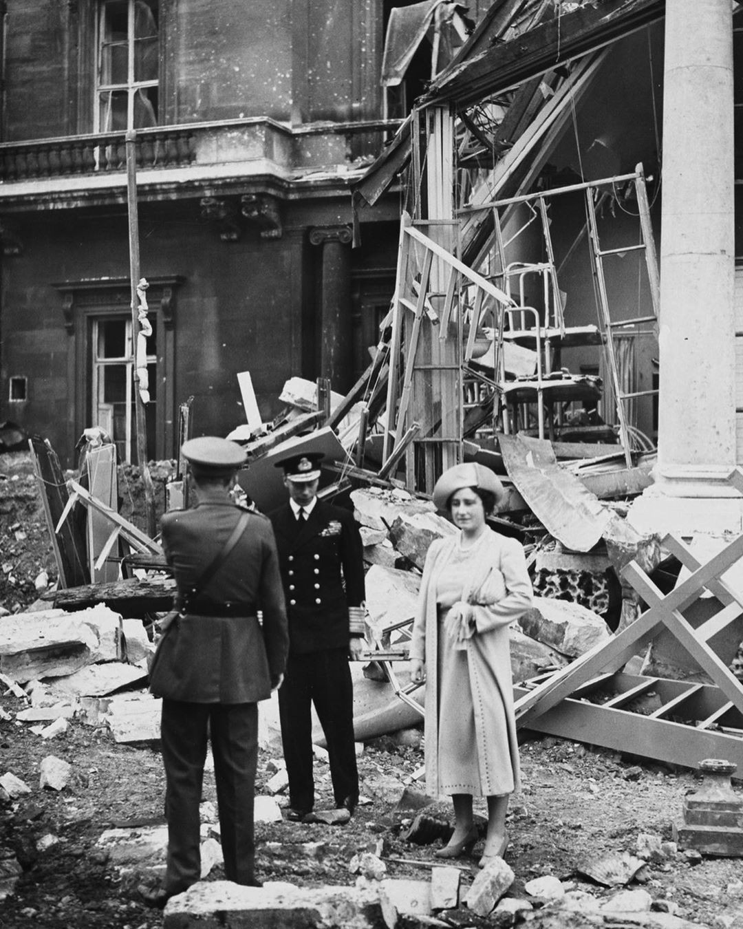 Bể bơi, một số cánh cửa ra vào, cửa sổ, tường... của cung điện Buckingham bị đổ sập, phá hủy do tác động của vụ nổ bom.