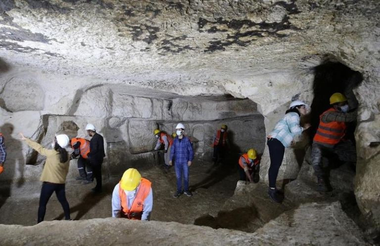 Do vậy, những gia đình và hội nhóm theo Cơ Đốc giáo thường trú ẩn dưới thành phố ngầm Midyat để thoát khỏi sự đàn áp của đế chế La Mã.