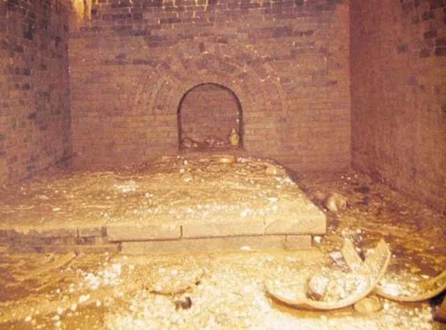 Một số ghi chép, sử liệu hé lộ nhiều món đồ được bồi táng cùng với Lương Trang Vương đều là những vật phẩm quý hiếm. Đây chính là lý do ngôi mộ này bị mộ tặc đào xới, trộm cổ vật tới 7 lần. Ảnh: Sohu.