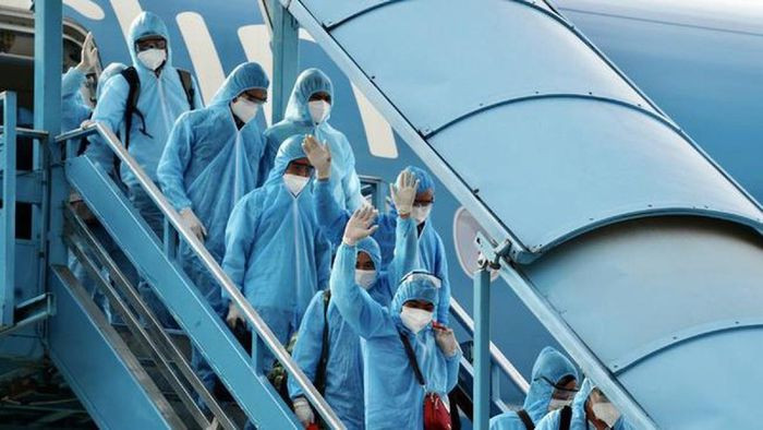 Thu truong, cuc truong va 6 doi tuong bi bat giam vi vu 'chuyen bay giai cuu'-Hinh-2