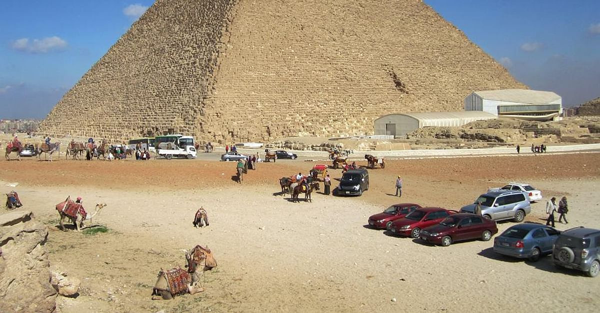 Với chiều cao 145,75m, đại kim tự tháp Giza do khoảng 10.000 công nhân thi công xây dựng trong 30 năm. Theo ước tính, người Ai Cập sử dụng hơn 230 vạn phiến đá nặng 6 tấn để hoàn thành kỳ quan này.