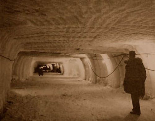 Tuy nhiên, trên thực tế đó là một căn cứ quân sự bí mật dưới lớp băng lạnh giá vùng Bắc Cực. Mỹ xây dựng một hệ thống đường hầm trong lòng núi băng dài tổng cộng khoảng 4.000 km, sâu 10m.