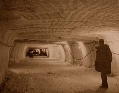 Tuy nhiên, trên thực tế đó là một căn cứ quân sự bí mật dưới lớp băng lạnh giá vùng Bắc Cực. Mỹ xây dựng một hệ thống đường hầm trong lòng núi băng dài tổng cộng khoảng 4.000 km, sâu 10m.